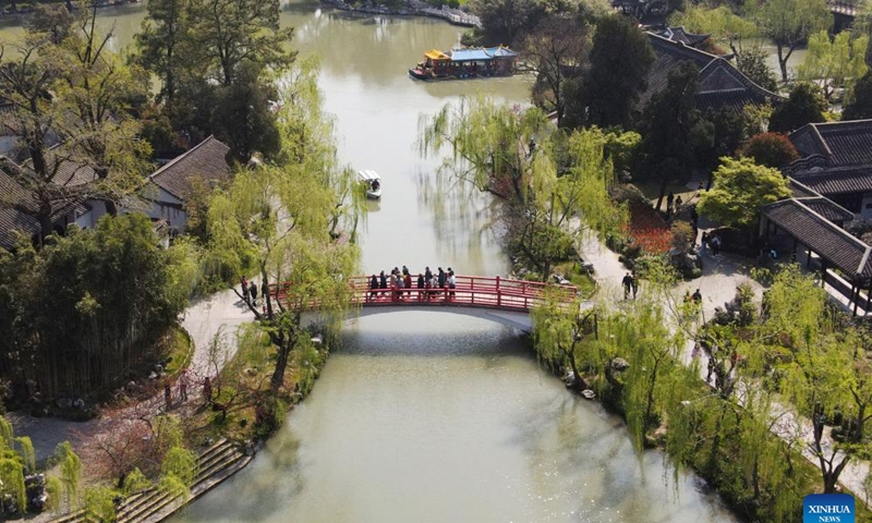 Aerial photo taken on April 3, 2022 shows people visiting the Slender West Lake scenic spot in Yangzhou, east China's Jiangsu Province. Photo: Xinhua