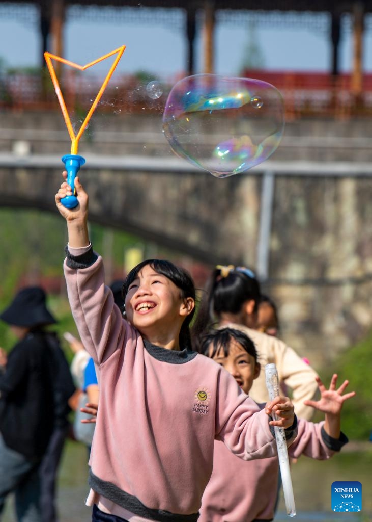 Children play along a stream in Langya Town of Wucheng District, Jinhua, east China's Zhejiang Province, April 3, 2022. Photo: Xinhua