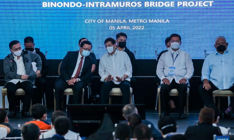 Philippine President Rodrigo Duterte (C, front) talks with Chinese Ambassador to the Philippines Huang Xilian (2nd L, front) during the unveiling of the China-gifted Binondo-Intramuros Bridge in Manila, the Philippines, April 5, 2022. (Xinhua）