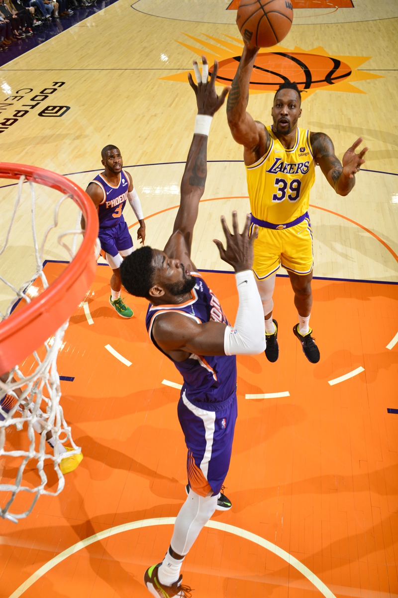 Dwight Howard (No.39) of the Los Angeles Lakers shoots the ball during the game against the Phoenix Suns on April 5, 2022 in Phoenix, Arizona. Photo: VCG