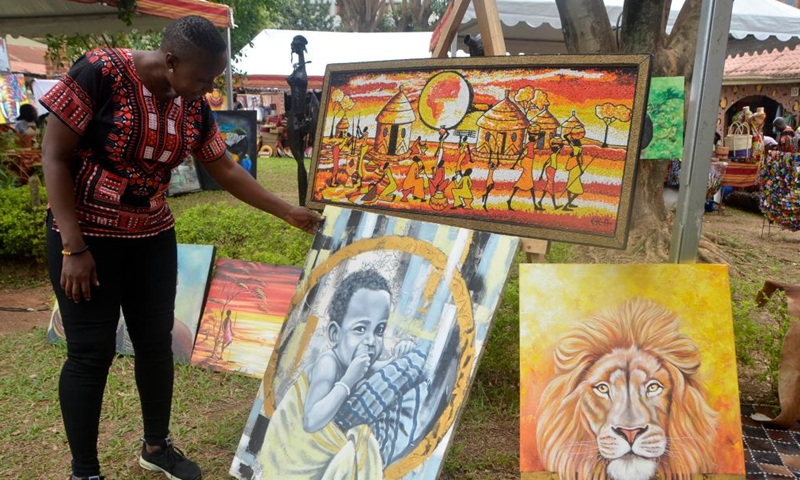 A visitor views paintings during the Uganda Arts and Cultural Crafts Expo in Kampala, Uganda, April 7, 2022. The expo was held at the Uganda National Cultural Center (UNCC) Gardens from April 7 to 10.Photo:Xinhua