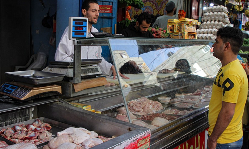 A vendor sells chicken meat at a market in Gaza City, April 6, 2022.(Phoo: Xinhua)