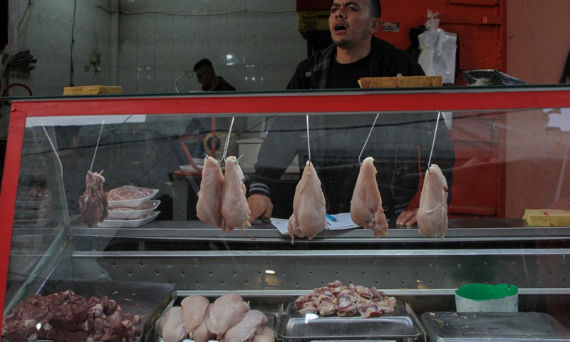 A vendor sells chicken meat at a market in Gaza City, April 6, 2022.(Phoo: Xinhua)