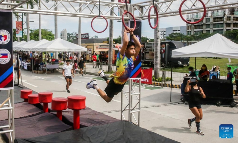 A contestant participates in the Philippine Obstacle Course Racing 100m (OCR 100m) competition in Pasig City, the Philippines on April 9, 2022.Photo:Xinhua