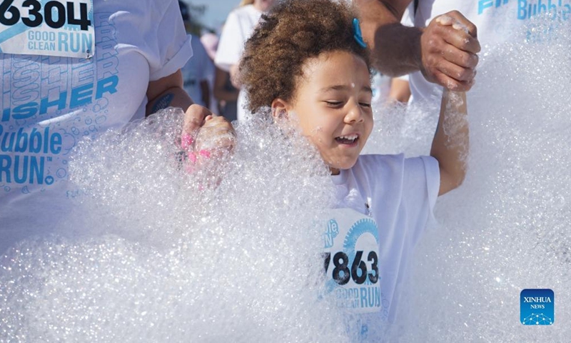 People participate in the Bubble Run in Pomona, Los Angeles County, California, the United States, April 9, 2022.Photo:Xinhua