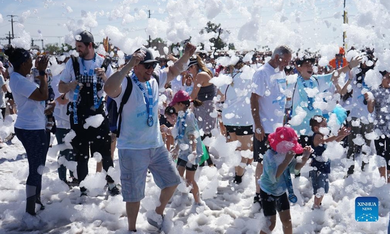 People participate in the Bubble Run in Pomona, Los Angeles County, California, the United States, April 9, 2022.Photo:Xinhua