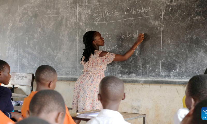 Florence Nakijoba, a Chinese language teacher, interacts with students during a lesson at Entebbe Comprehensive Secondary School in Wakiso, Uganda, April 5, 2022. Photo: Xinhua