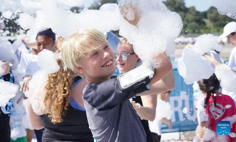 People participate in the Bubble Run in Pomona, Los Angeles County, California, the United States, April 9, 2022.Photo:Xinhua