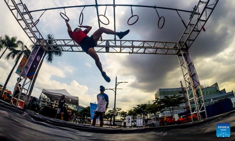 A contestant participates in the Philippine Obstacle Course Racing 100m (OCR 100m) competition in Pasig City, the Philippines on April 9, 2022.Photo:Xinhua