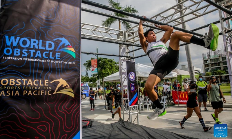 A contestant participates in the Philippine Obstacle Course Racing 100m (OCR 100m) competition in Pasig City, the Philippines on April 9, 2022.Photo:Xinhua