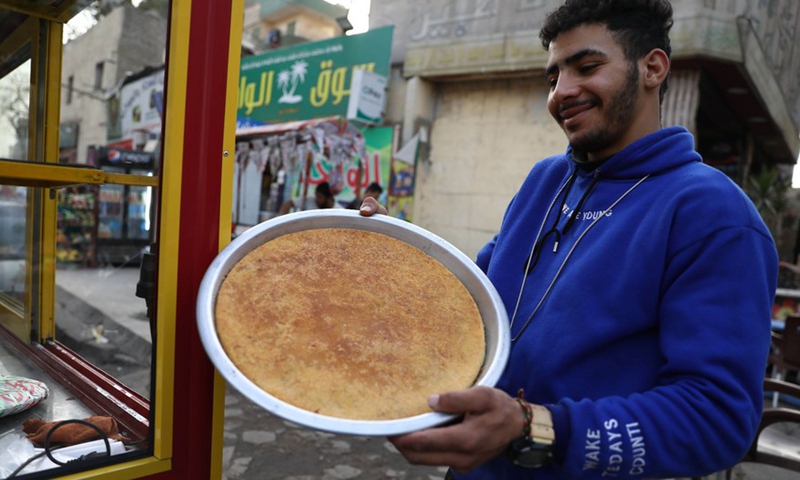 A vendor shows traditional sweets known as Kanafeh during the holy month of Ramadan in Cairo, Egypt, on April 10, 2022.Photo:Xinhua