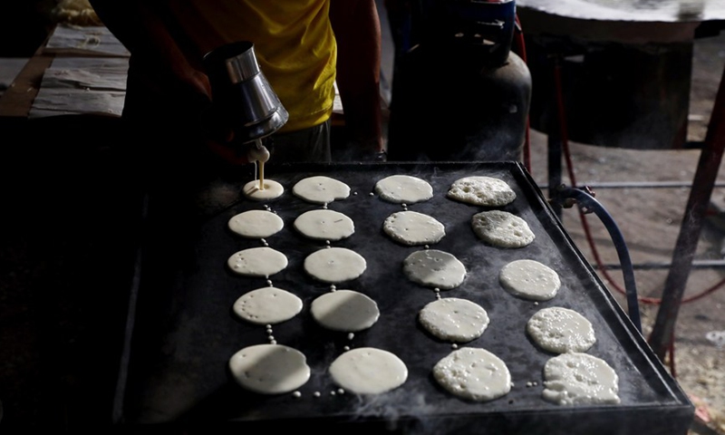 A baker makes traditional sweets known as Kanafeh during the holy month of Ramadan in Cairo, Egypt, on April 10, 2022.Photo:Xinhua