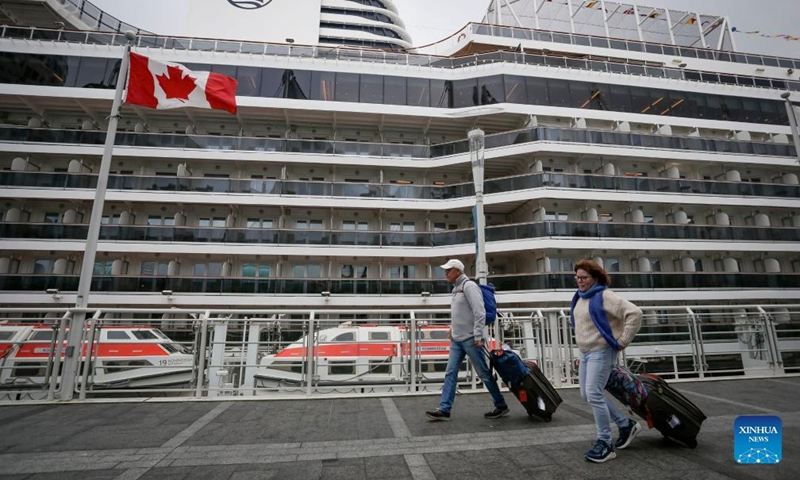 Passengers disembark from the Holland America Koningsdam cruise ship after the ship docked at the Canada Place cruise terminal in Vancouver, British Columbia, Canada, on April 10, 2022.Photo:Xinhua