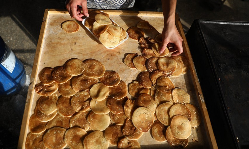 A baker packs traditional sweets known as Qatayef during the holy month of Ramadan in Cairo, Egypt, on April 10, 2022.Photo:Xinhua