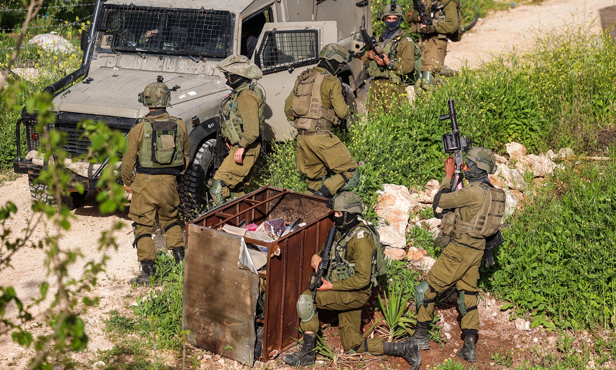 Israeli army soldiers take part in a military operation in Jenin in the occupied West Bank on April 12, 2022. Israeli troops launched a fourth day of operations around Jenin after an assailant from the district shot and killed three people and wounded 12 in a Tel Aviv bar last week in an attack that stunned the country. Photo: AFP