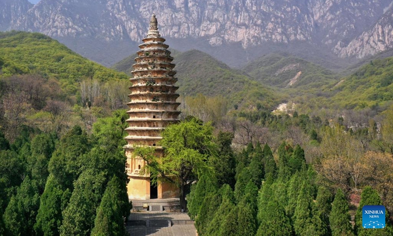 Aerial photo taken on April 7, 2022 shows the pagoda at Songyue Temple in Dengfeng, central China's Henan Province. The historic monuments of Dengfeng in the Center of Heaven and Earth include the ancient architectural complex at Songshan Mountain in Henan, central China.(Photo: Xinhua)