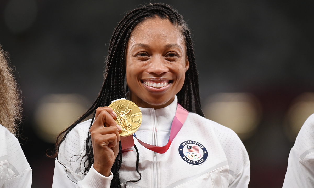 Gold medal winner Allyson Felix stands on the podium after the women's 4x400 meters relay at the Tokyo Olympic Games on August 7, 2021 in Tokyo, Japan. Photo: VCG