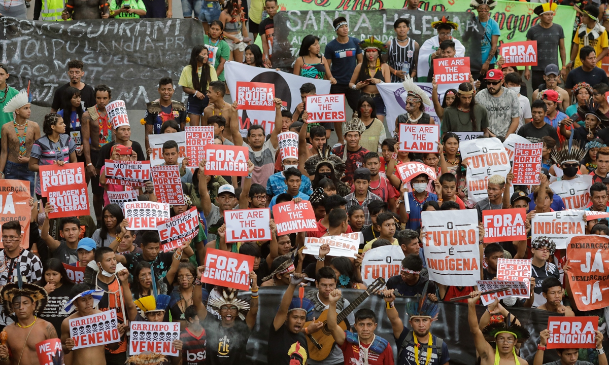 Indigenous people from various tribes protest against Brazilian President Jair Bolsonaro in front of the National Congress in Brasilia, on April 13, 2022. Photo: AFP