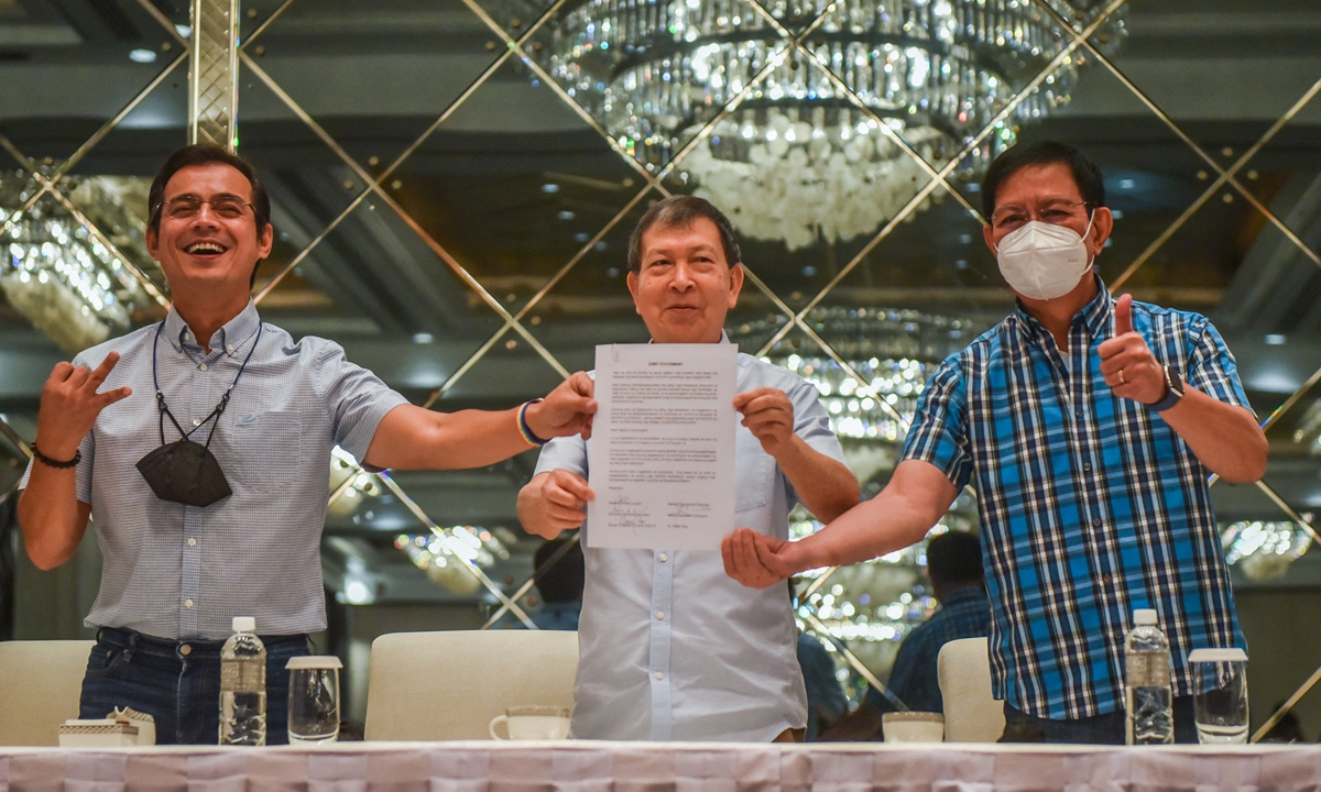 (From left) Philippine presidential candidates Manila City Mayor Francisco Domagoso, former defense secretary Norberto Gonzales, and Senator Panfilo Lacson show a signed copy of their joint statement in Manila on April 17, 2022. Three rivals of Philippine presidential candidate Leni Robredo refused to back her campaign. Photo: AFP