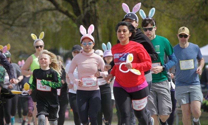 People take part in the Big Easter Run in Vancouver, British Columbia, Canada, on April 16, 2022.Photo:Xinhua