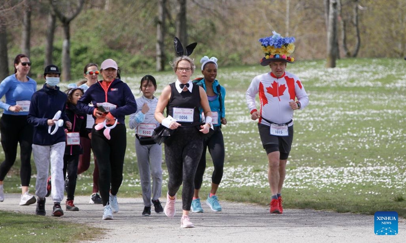 People take part in the Big Easter Run in Vancouver, British Columbia, Canada, on April 16, 2022.Photo:Xinhua