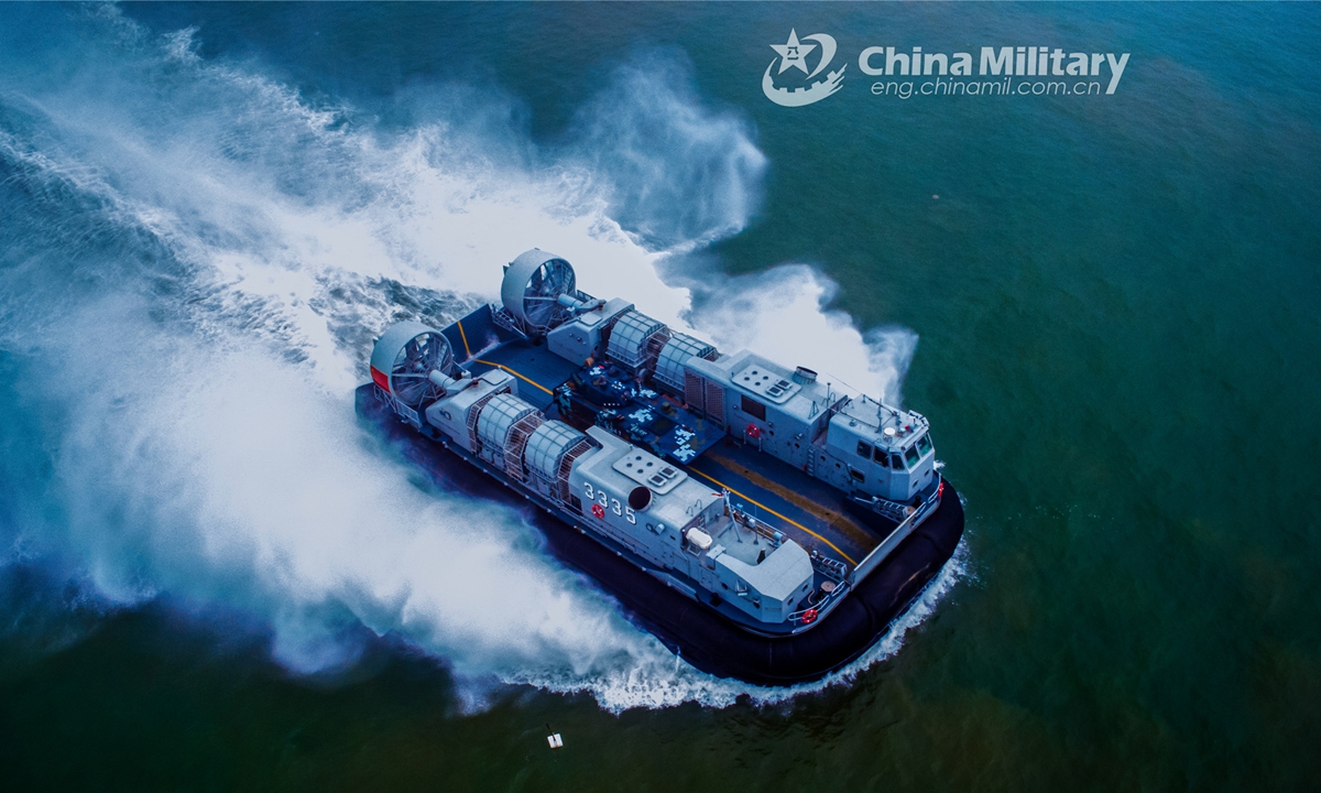 An air-cushioned landing craft maneuvers at high speed during a beach-landing operation jointly conducted by the Marine Corps and a naval landing ship group under the PLA Southern Theater Command on March 22, 2022. (eng.chinamil.com.cn/Photo by Li Jia)