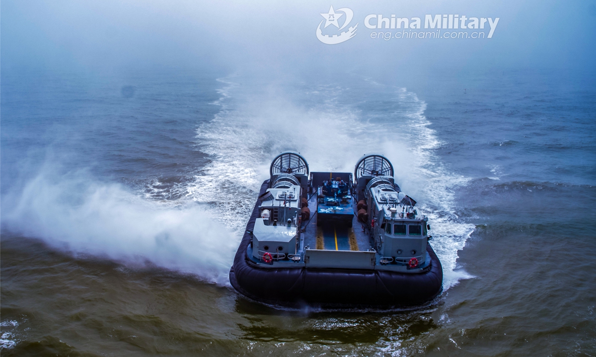 An air-cushioned landing craft maneuvers at high speed during a beach-landing operation jointly conducted by the Marine Corps and a naval landing ship group under the PLA Southern Theater Command on March 22, 2022. (eng.chinamil.com.cn/Photo by Li Jia)