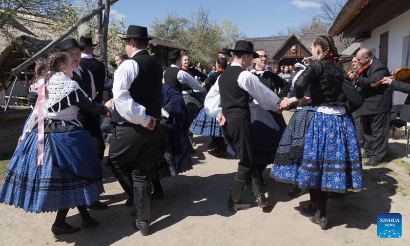 Folk dancers perform during an Easter celebration at the Hungarian Open Air Museum in Szentendre, Hungary, on April 17, 2022.Photo:Xinhua