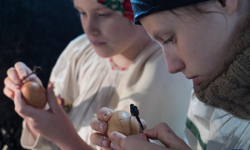 People decorate Easter eggs with wax at the Hungarian Open Air Museum in Szentendre, Hungary, on April 17, 2022.Photo:Xinhua