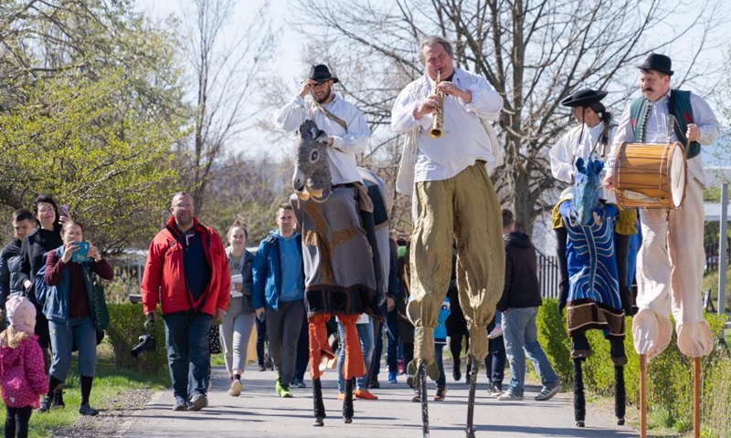 Performers are seen during an Easter celebration at the Hungarian Open Air Museum in Szentendre, Hungary, on April 17, 2022.Photo:Xinhua