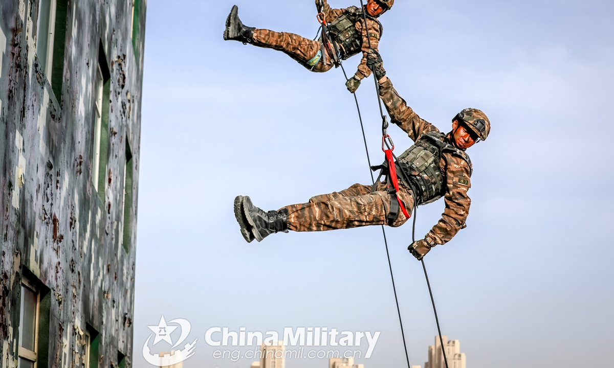 Two corporals assigned to a special operations detachment under the People's Armed Police (PAP) Qinghai Corps rappel down a building during a technique and tactical training course on March 25, 2022.Photo:China Military