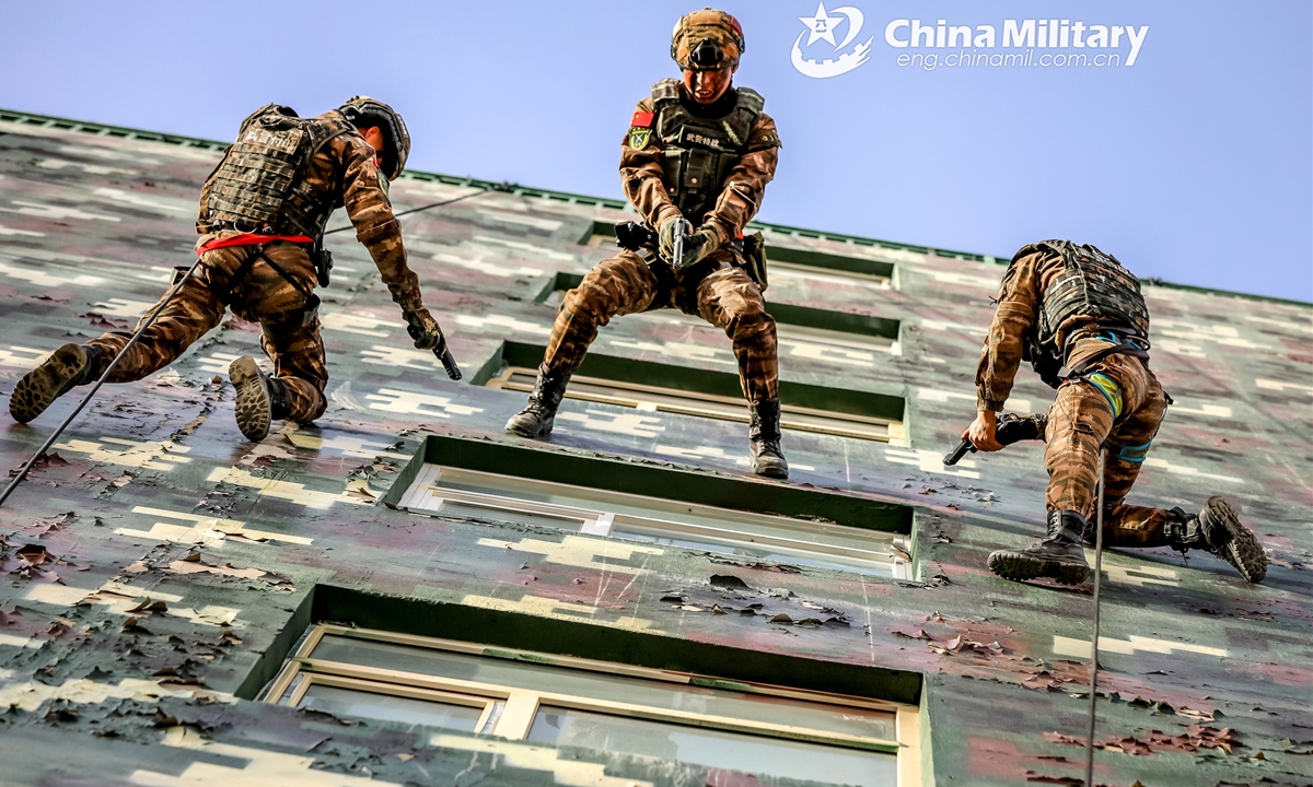 Soldiers assigned to a special operations detachment of a division under the People's Armed Police Force (PAP) Qinghai Corps rappel down a building during a technique and tactical training course on March 25, 2022.Photo:China Military