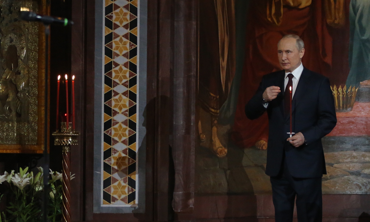 Russian President Vladimir Putin does the sign of the cross at Orthodox Easter mass led by Russian Orthodox Patriarch Kirill at the Christ The Saviour Cathedral on April 24, 2022 in Moscow, Russia. Photo: VCG