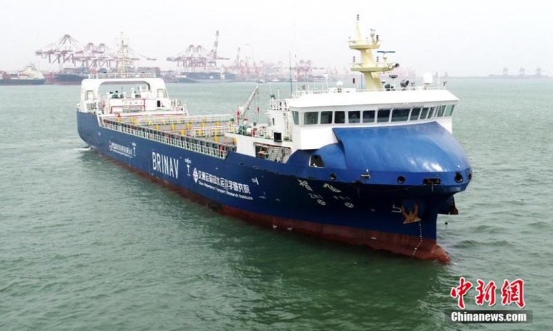 Zhi Fei, China's first autonomous 300TEU containership makes its maiden voyage in Qingdao, east China's Shandong Province, April 22, 2022. (Photo: China News Service/Zhang Jingang)