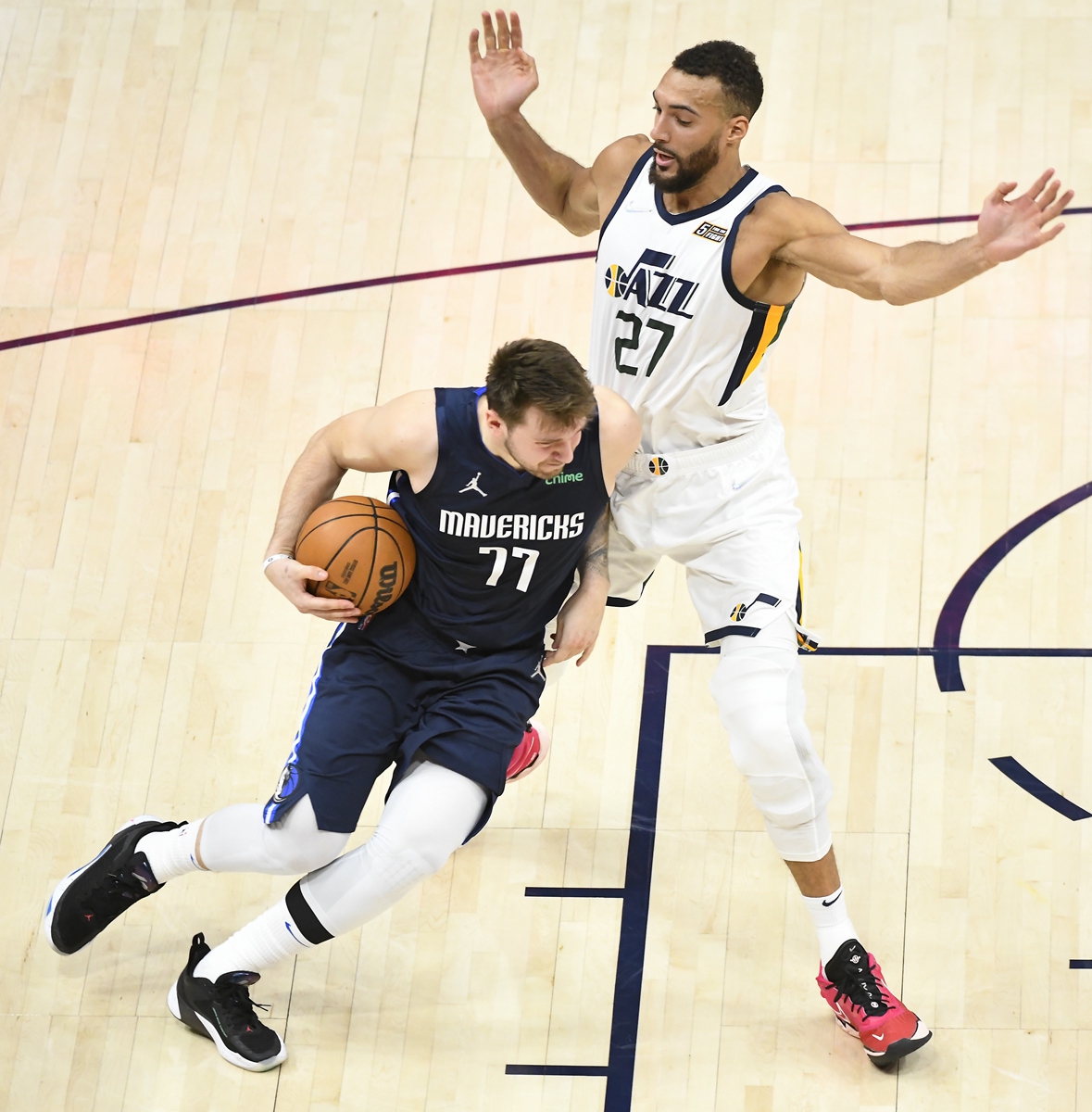 Luka Doncic (left) of the Dallas Mavericks drives against Rudy Gobert of the Utah Jazz on April 23, 2022 in Salt Lake City, Utah. Photo: VCG