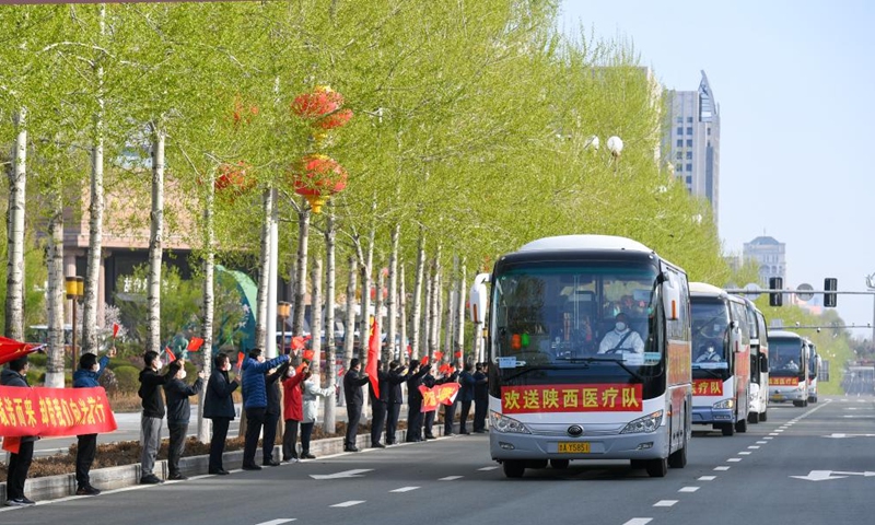 Buses carrying medical workers from northwest China's Shaanxi Province run on the street to leave Changchun, northeast China's Jilin Province, April 24, 2022.Photo:Xinhua