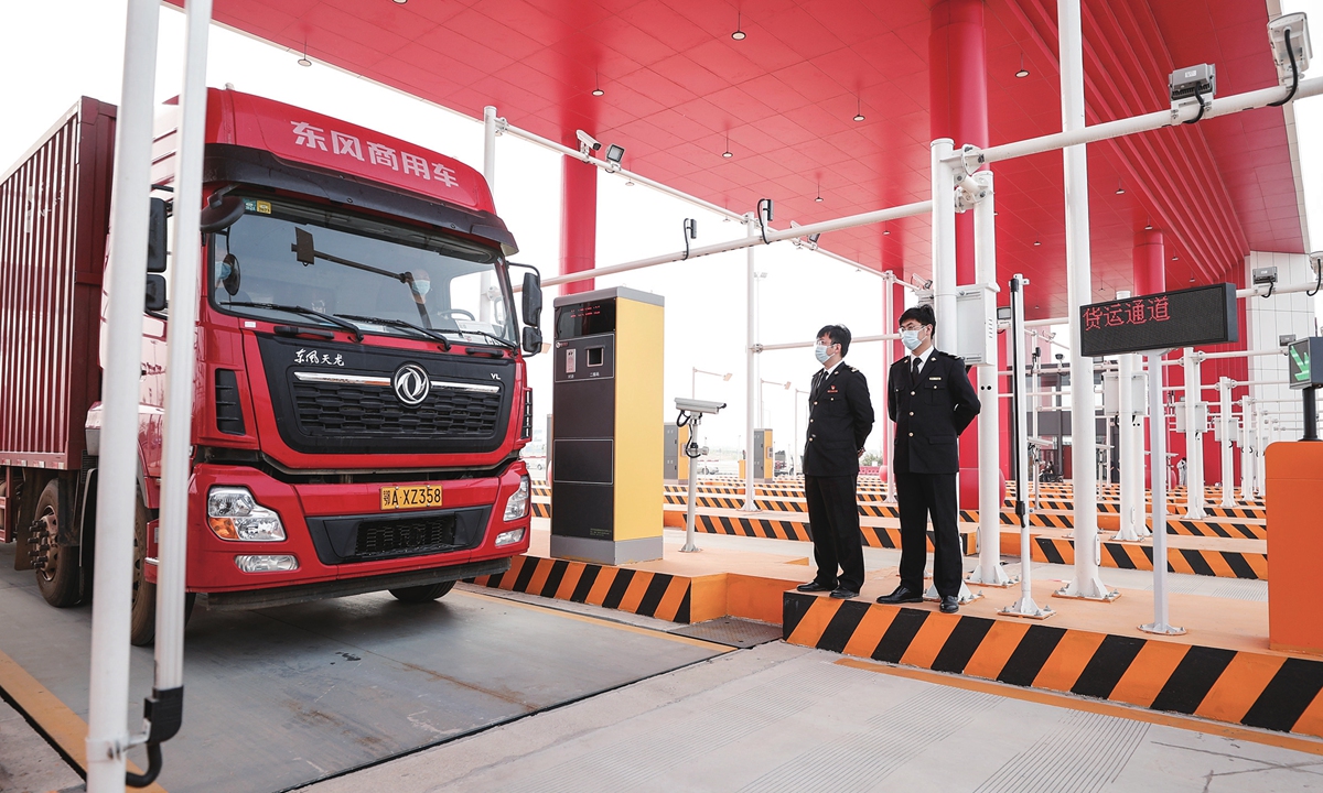 The first batch of goods from the comprehensive bonded area of the Beijing Daxing International Airport passes through the customs checkpost on April 25, 2022. It marks the formal entry into operation of this bonded zone, and it is China's first special customs supervision area for cross-provincial construction. Photo: cnsphoto