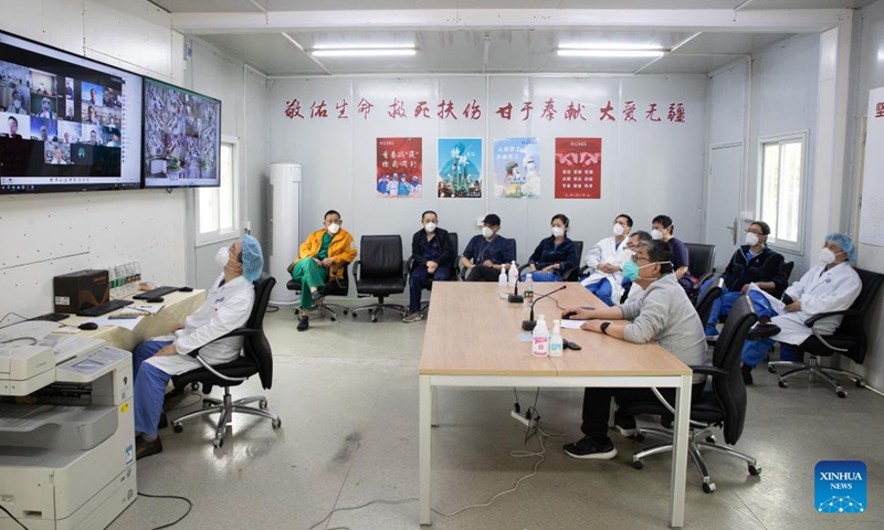 Doctors and experts discuss the treatment of severe COVID-19 patients at the southern branch of Renji Hospital in Shanghai, east China, April 24, 2022.Photo:Xinhua