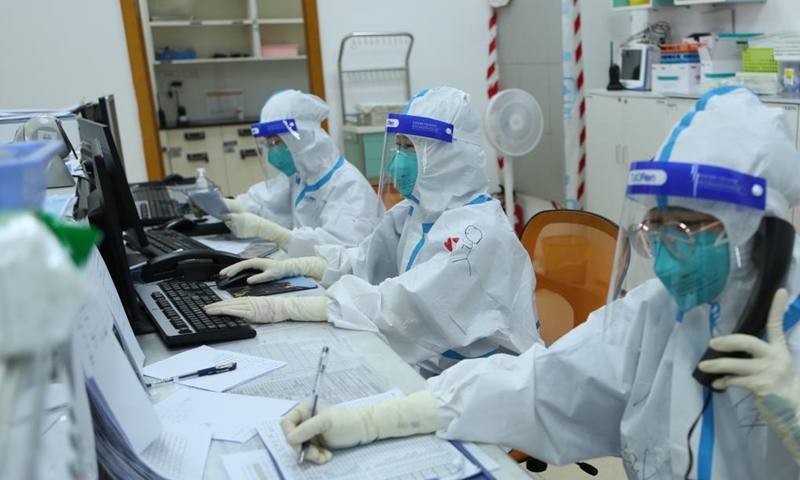 Medical staff work at the intensive care unit (ICU) of the southern branch of Renji Hospital in Shanghai, east China, April 24, 2022.Photo:Xinhua