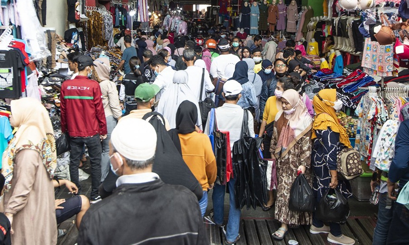 People shop for new clothes ahead of Eid al-Fitr at the Tanah Abang market, in Jakarta, Indonesia, on April 25, 2022.(Photo: Xinhua)