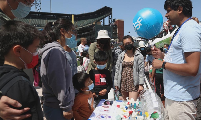 People take part in the Bay Area Science Festival Discover Day at Oracle Park in San Francisco, the United States, April 24, 2022.(Photo: Xinhua)