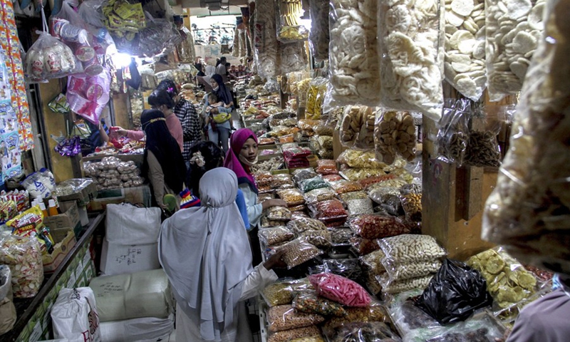 People shop for new clothes ahead of Eid al-Fitr at the Tanah Abang market, in Jakarta, Indonesia, on April 25, 2022.(Photo: Xinhua)