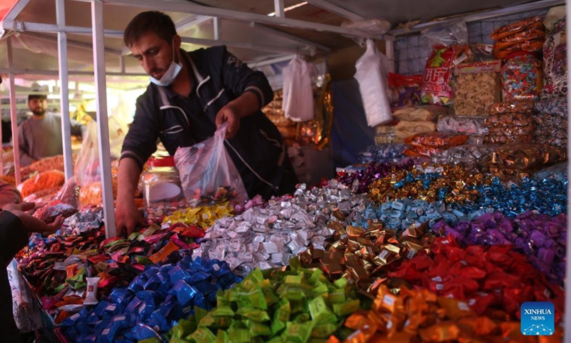 A man buys sweets for the upcoming Eid al-Fitr in Kabul, Afghanistan, April 26, 2022.(Photo: Xinhua)