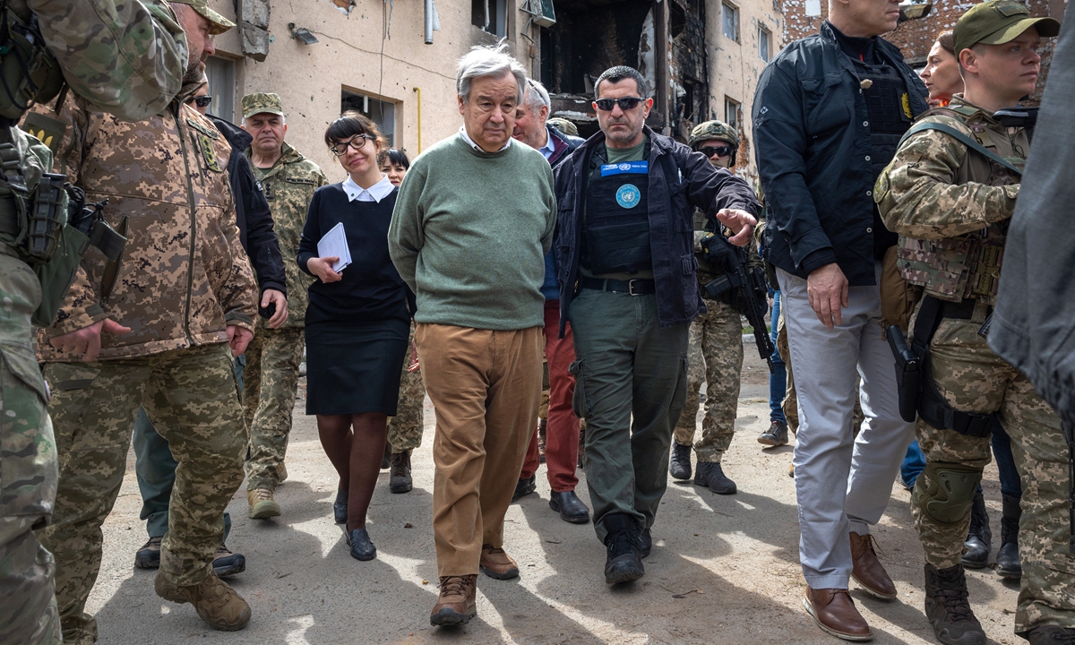 UN Secretary-General Antonio Guterres views war destruction at the Irpinsky Lipky residential complex on April 28, 2022 in Irpin, Ukraine. He visited several towns around Kiev. Photo: VCG