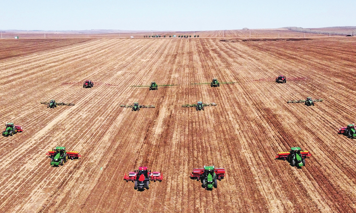 A farm in Hulun Buir city, North China's Inner Mongolia Autonomous Region starts spring plowing on April 28, 2022. More companies have introduced high-end equipment through the application of modern technologies such as BeiDou Navigation Satellite System and unmanned machines to increase production. Photo: cnsphoto