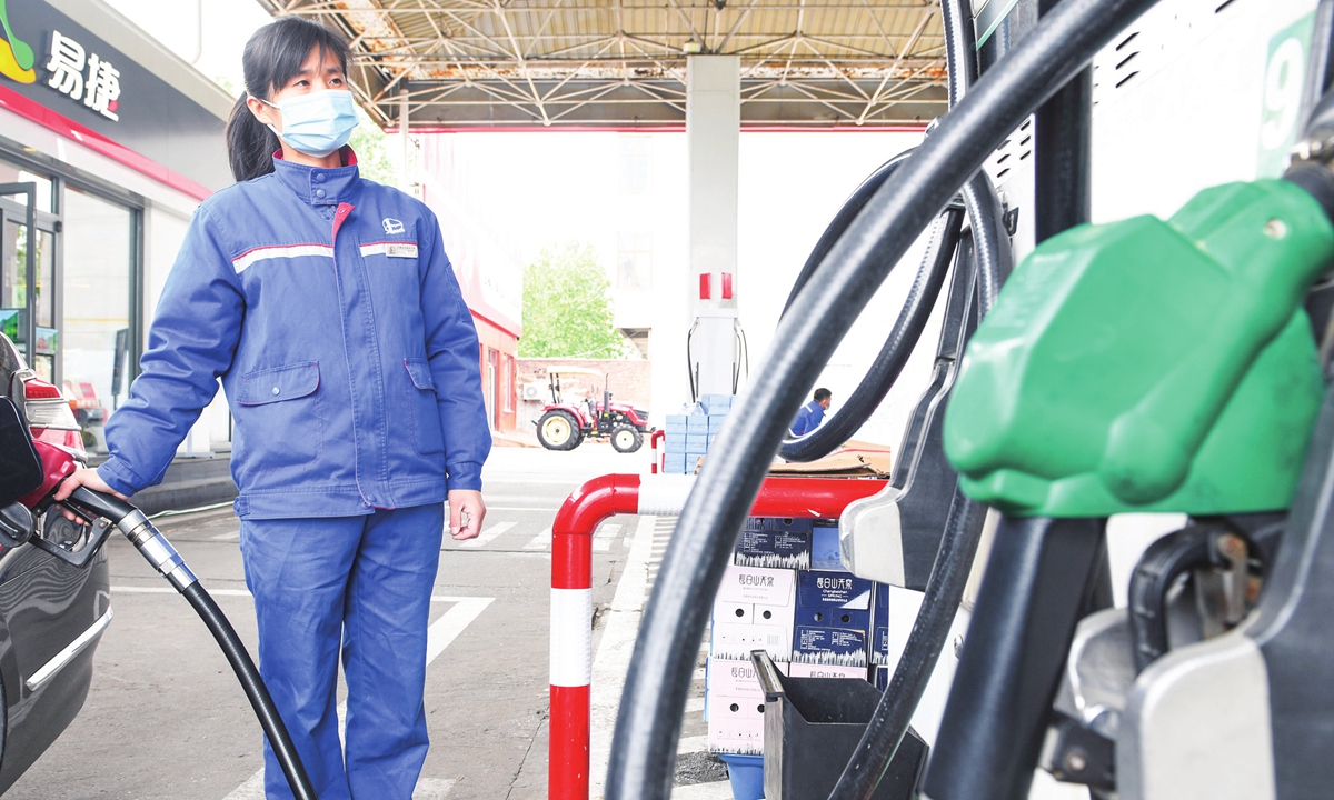 Staff at a gas station in Xinle City, North China's Hebei Province refuels vehicles on April 28, 2022. China will raise the retail price of gasoline and diesel by 205 yuan ($31.24) and 200 yuan per ton from Friday. The move marks the eighth fuel price increase this year. Photo: cnsphoto