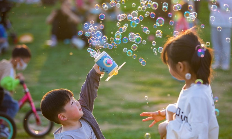 Children play at a park in Huaibei, east China's Anhui Province, on May 3, 2022, the fourth day of the Labor Day holiday.Photo:Xinhua