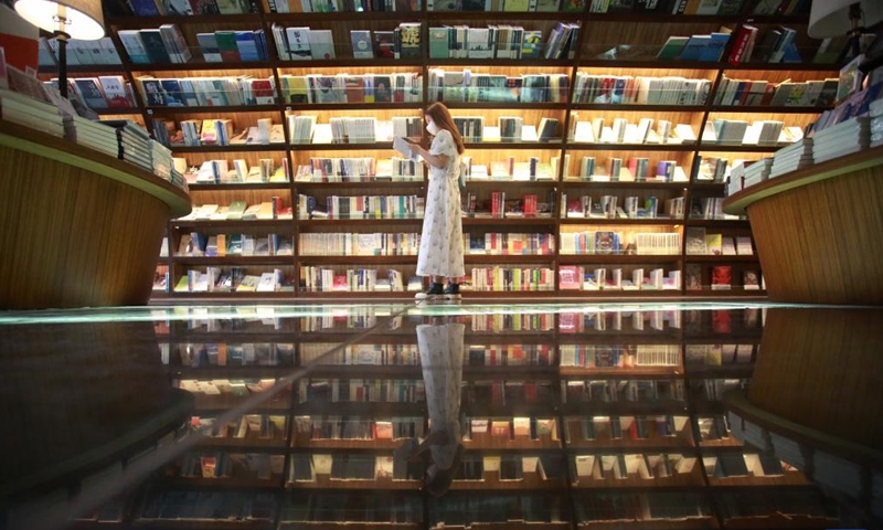 A woman reads at a bookstore in Yangzhou, east China's Jiangsu Province, on May 3, 2022, the fourth day of the Labor Day holiday.Photo:Xinhua