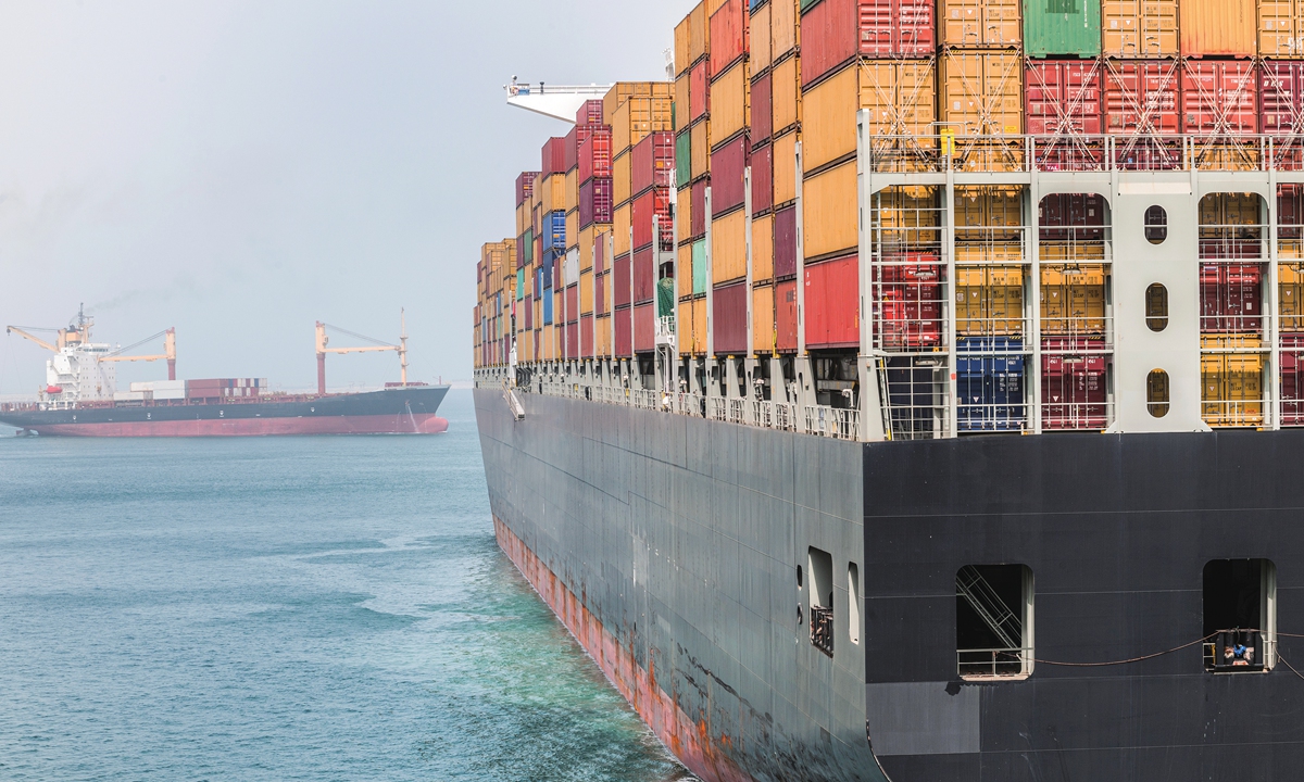 A container ship in Suez Canal Photos: VCG