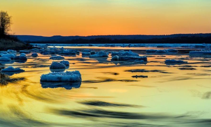 Crystal-clear ice floats on Huma river in northeast China's Heilongjiang Province, May 5, 2022. The special landscape of the river on the Sino-Russia border appears at the Beginning of Summer, the seventh of the 24 solar terms on the traditional Chinese lunisolar calendar. (Photo provided to China News Service)